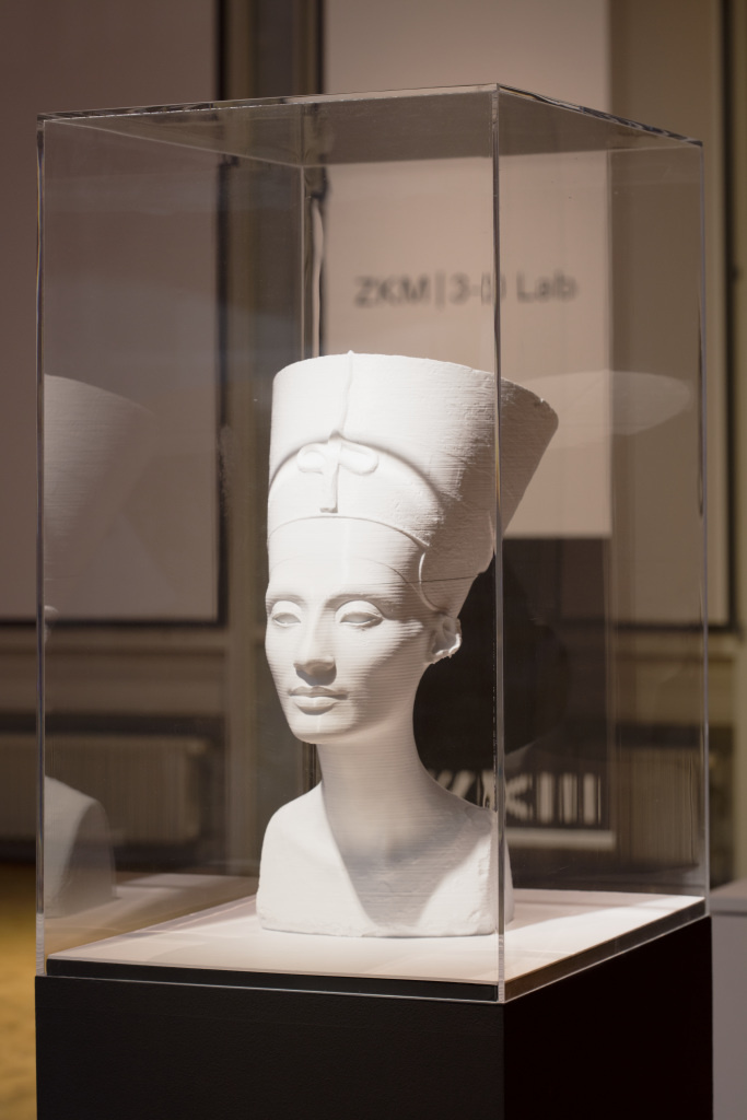 Eine Vitrine mit einem 3D-Druck von Nofretete