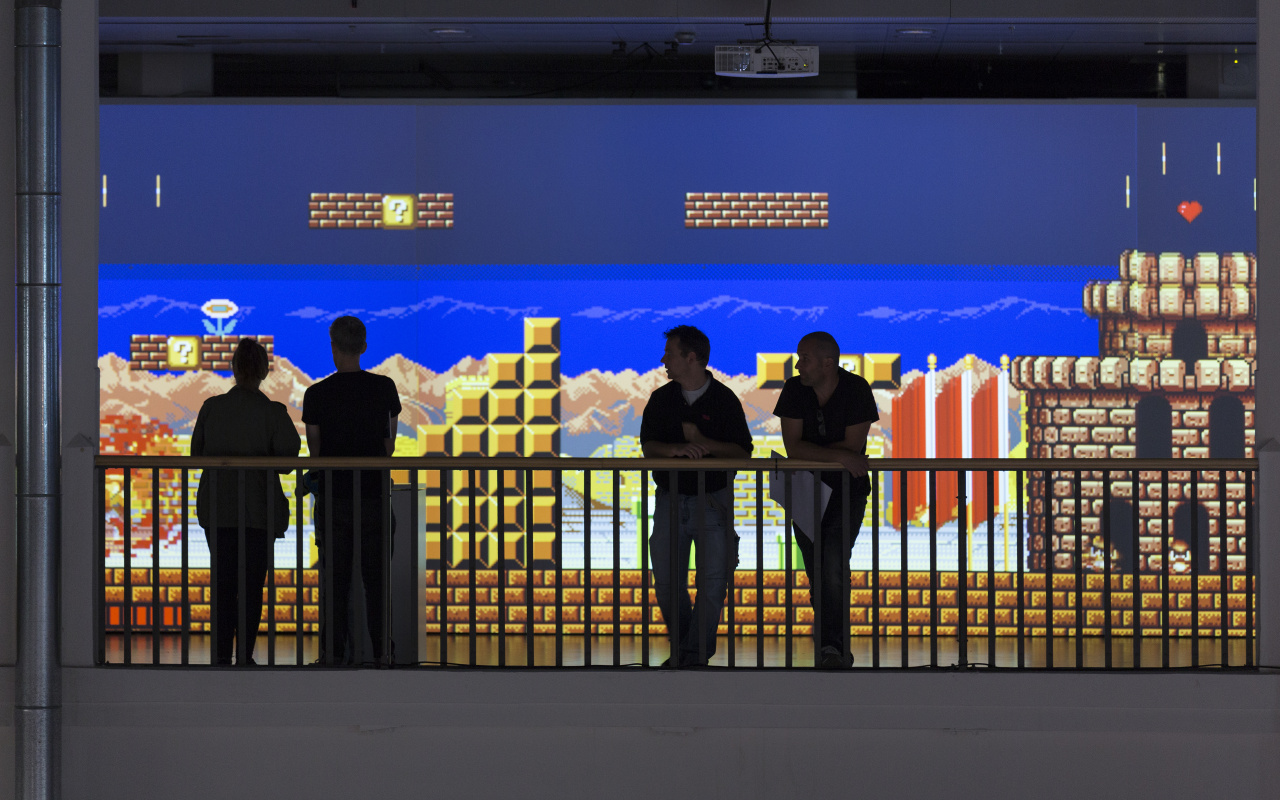 Menschen an einem Geländer vor der Installation Long Marc: Restart