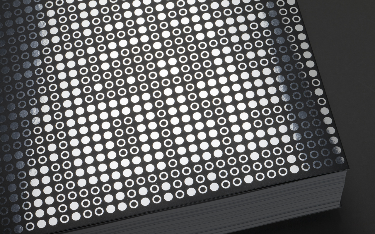Vorderseite des Buchs „A little Known Story about a Movement, a Magazine, and the Computer’s Arrival in Art“: leere und ausgefüllte silberne Kreise auf schwarzem Grund, die Binärcode symbolisieren