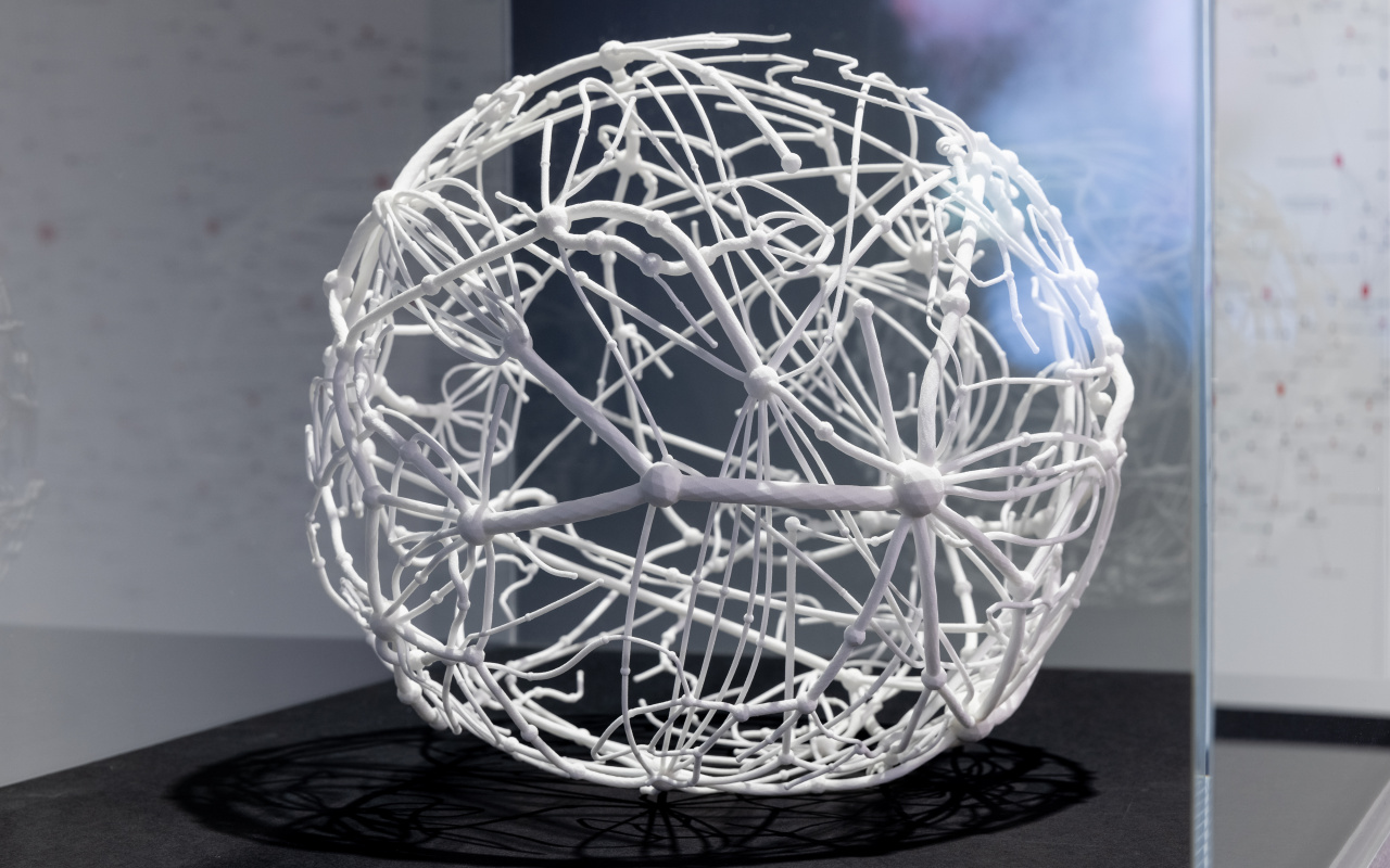 Ein 3D-Druck einer Kugel, die aus einem eng verzweigten Netzwerk besteht.