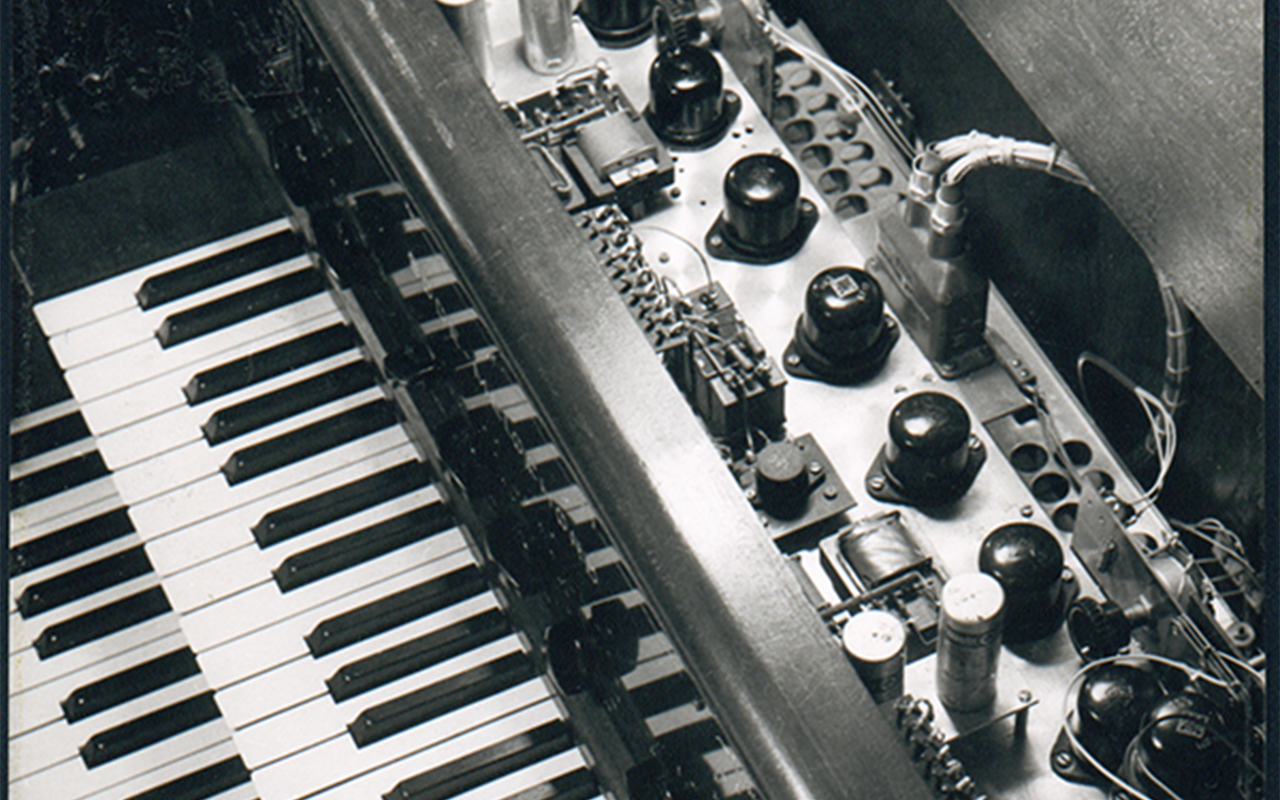 Eine Hand spielt Harald Bodes Melochord, 1947