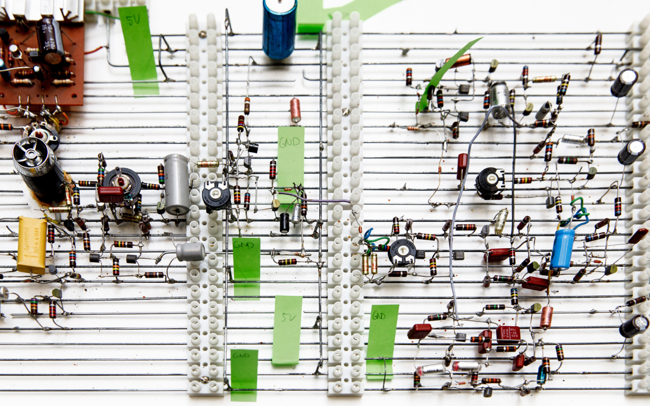 Blick auf eine Gitterstruktur mit Kondensatoren und anderen elektronischen Elementen.
