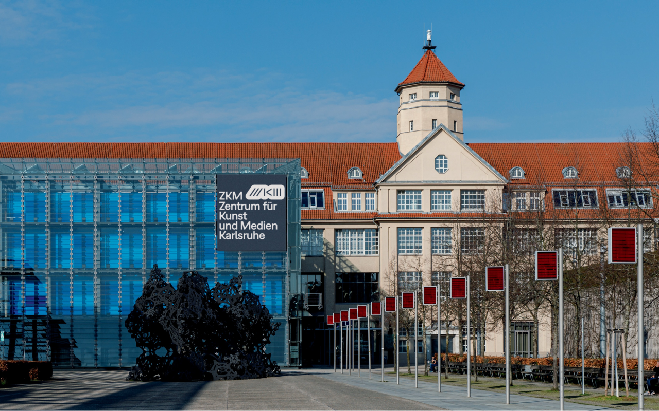 ZKM Vorderansicht mit neuem Logo