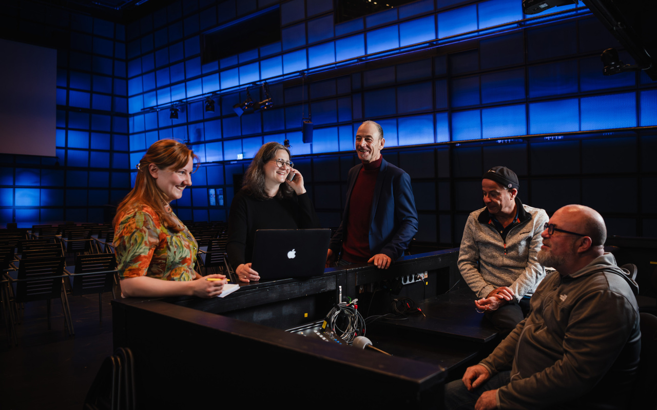 Das Bild zeigt das Event-Team bei der Planung im Medientheater