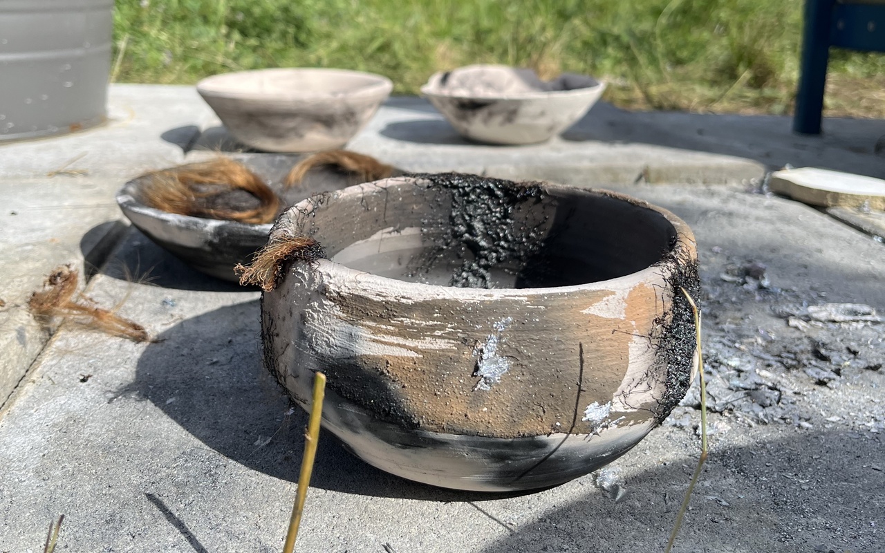 Das Bild zeigt eine Schale, die unter Verwendung organischer Materialien im Raku-Verfahren gebrannt wurde. 