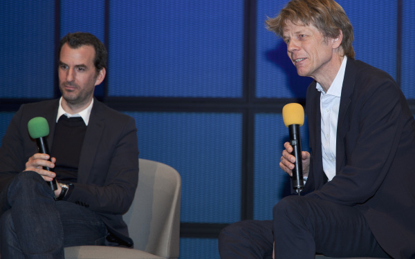 Das Foto zeigt Achim Menges und Jan Knippers bei einem Gespräch während des Frei Otto Symposiums. 