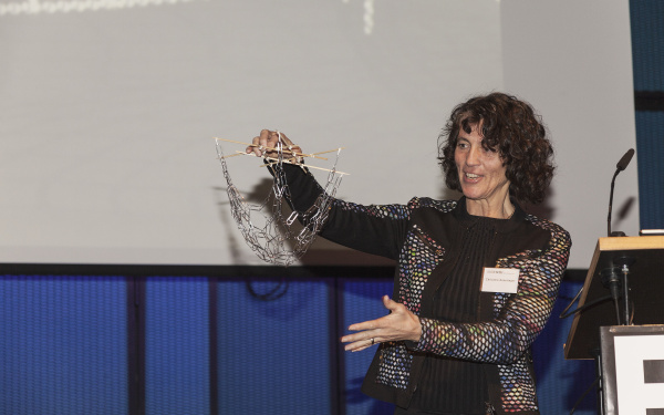Das Foto zeigt Christine-Kanstinger bei einem Vortrag auf dem Frei-Otto-Symposium