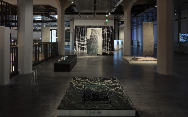 In der Ausstellungs »Hybrid Layers« sind verschiedene Kunstwerke zu sehen, die aus verschiedenen Materialien bestehen, zum Beispiel aus Murmeln.
