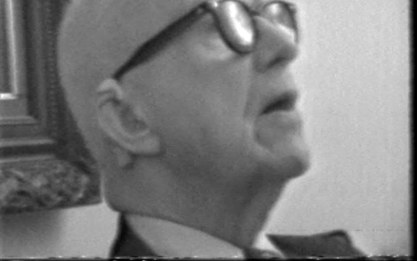 Video still from »Interview with Buckminster Fuller« by the Raindance Foundation in black and white