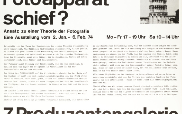 Plakat mit Text: Millionen Touristen fotografieren den schiefen Turm von Pisa. Wieviele halten ihren Fotoapparat schief?