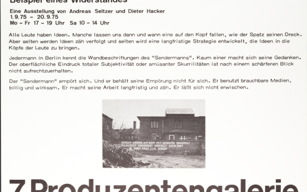 Plakat mit Text: Bürger werden am Kopf mit Sendern angepeilt belauscht angeredet verfolgt gefolter. Beispiel eines Widerstands. Eine Ausstellung von Andreas Seltzer und Dieter Hacker 
