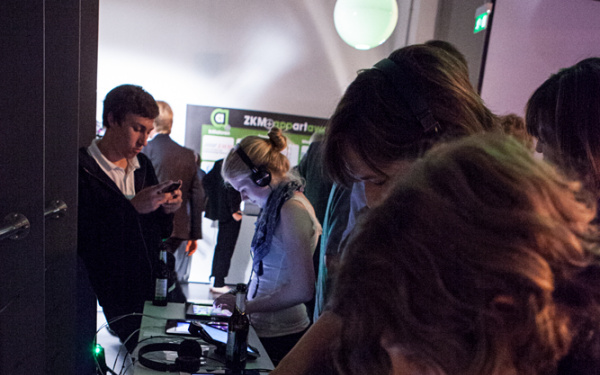 Personen testen Apps auf Tablets
