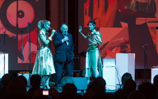 Zwei Frauen (Chicks on Speed) und Peter Weibel auf der Bühne