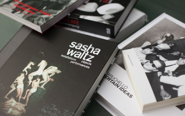 Diverse Bücher auf einem Haufen