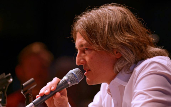 Mann mit Mikrophon: Marcel René Marburger