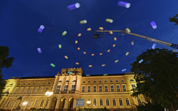 Ein riesiger bunter Kreisel im Karlsruher Nachthimmel