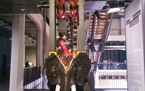 Ein Elefant aus Metall, auf dem eine Bahre steht