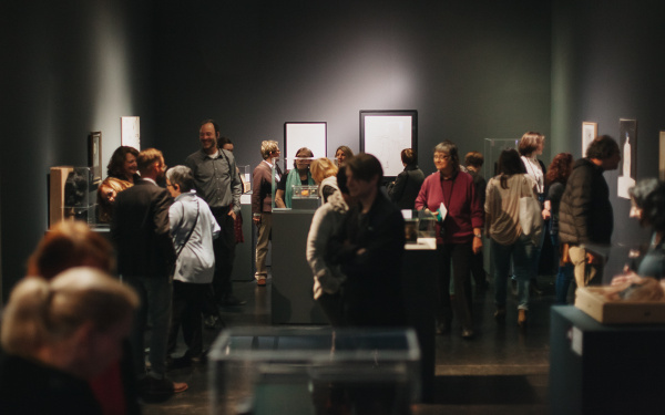 Eine Menschenmenge in einer Ausstellung