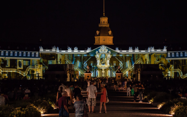 Das Karlsruher Schloss in buntem Licht