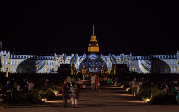 Das Karlsruher Schloss in buntem Licht