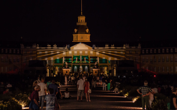 Das Karlsruher Schloss in buntem Licht