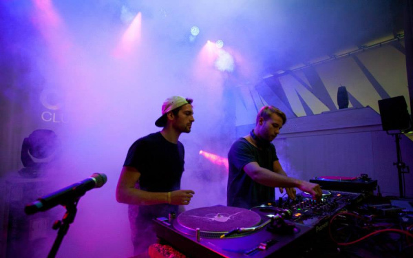 Ein DJ legt auf