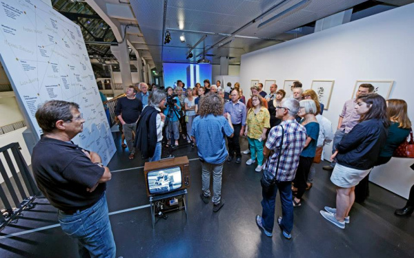 Menschen im Ausstellungsraum