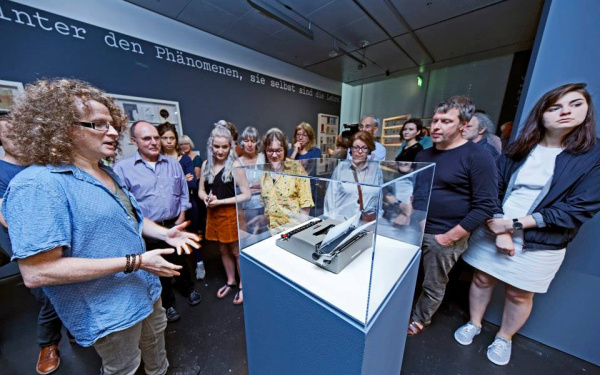 Menschen um eine Vitrine