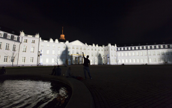 Die Schlossfassade in weißem Licht