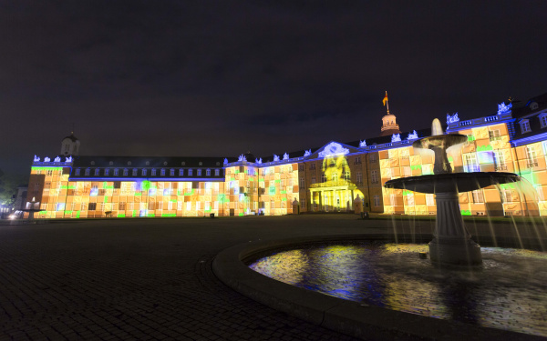 Eine goldene Pyramide und bunte Steine auf der Schlossfassade