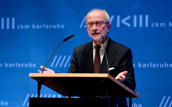 Koen Haverbeke bei seiner Rede zur Eröffnung der Ausstellung »Kunst in Europa 1945–1968  Der Kontinent, den die EU nicht kennt«