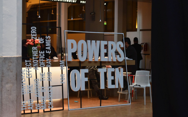 Transparent mit den Worten »Powers of Ten«