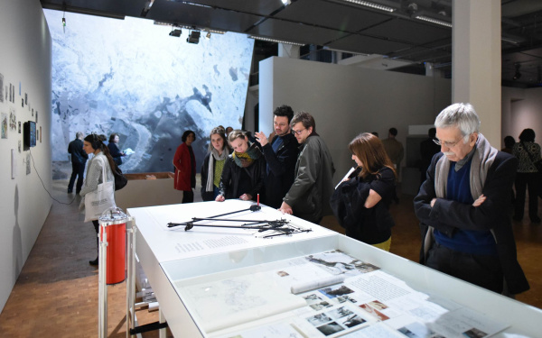 Menschen schauen in eine Glasvitrine
