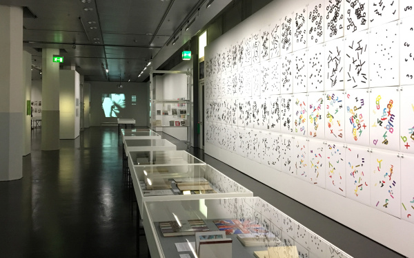 Blick in die Ausstellung »Hansjörg Mayer. The Smell of Ink«