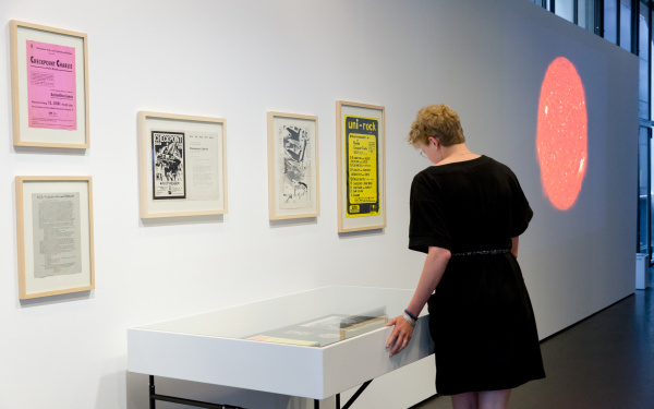Blick in die Ausstellung »Joachim Krebs: Deleuze und der Sampler als Audio-Mikroskop«