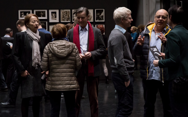 Das Foto zeigt die Besuchermenge bei der Ausstellungseröffnung