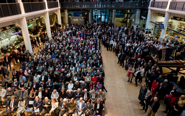 Das Bild zeigt das volle ZKM_Foyer bei der Ausstellungseröffnung von Markus Lüpertz
