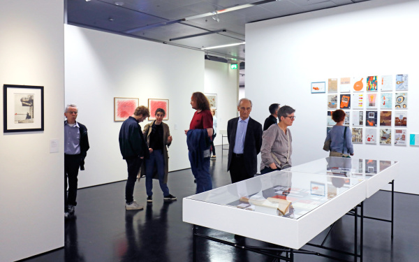Besucher am Eröffnungsabend der Ausstellungsserie »Poetische Expansionen«