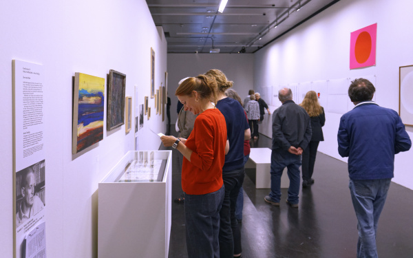 Besucherin in der Ausstellung »Helmut Heißenbüttel: schreiben sammeln senden«