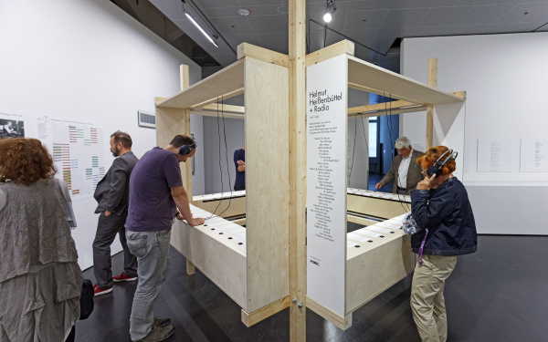 Blick in die Ausstellung »Helmut Heißenbüttel: schreiben sammeln senden«