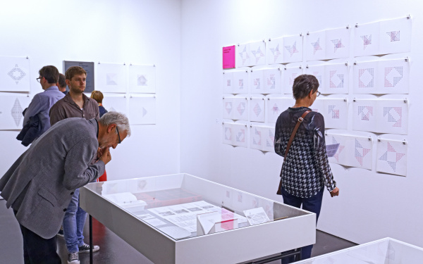 Besucher in der Ausstellung »Reinhard Döhl: Alles ist möglich. Alles ist erlaubt.«