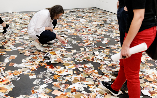 Blick in die Ausstellung »Dieter Hacker. Alle Macht den Amateuren«