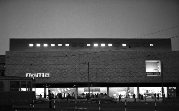 Vladimir Bonačić, »DIN. PR18«, 1969, computerbasierte Installation am Kaufhaus Nama, Kvaternik Square, Zagreb