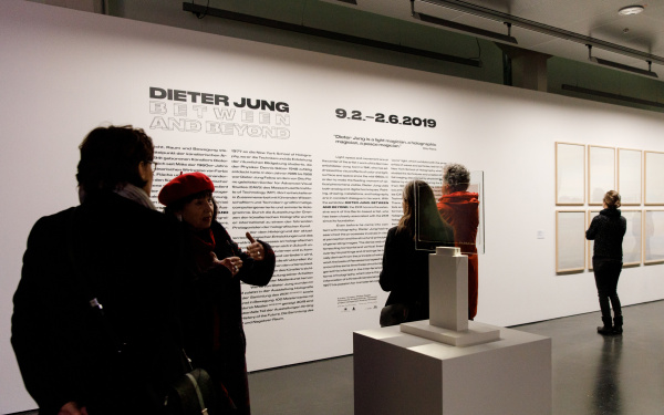 Besucher in der Ausstellung »Dieter Jung. Between and Beyond«