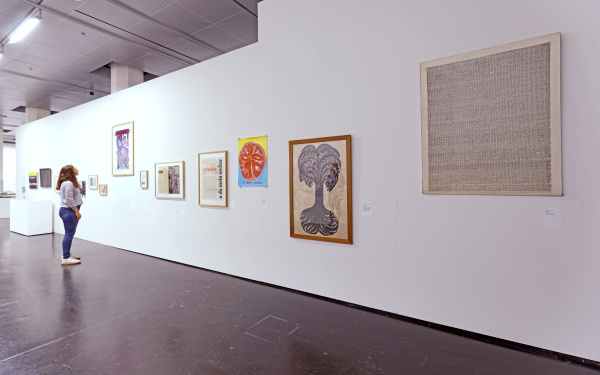 Besucher der Ausstellung »Helmut Heißenbüttel: schreiben sammeln senden«