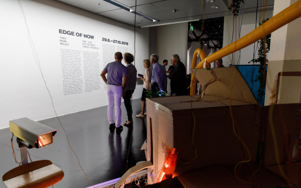 zu sehen ist die Wandschrift am Eingang der Ausstellung »Edge of Now«