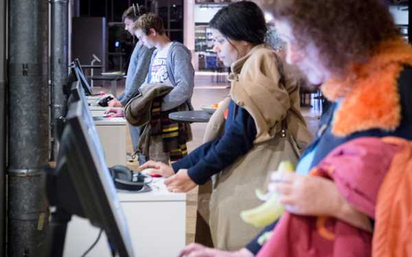Mehrere Menschen stehen vor Computerstationen