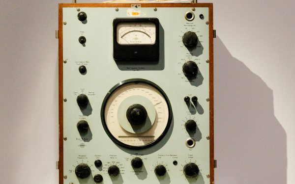 Blick in die Ausstellung »Durch den schalldichten Vorhang. Das Experimentalstudio des Polnischen Rundfunks«