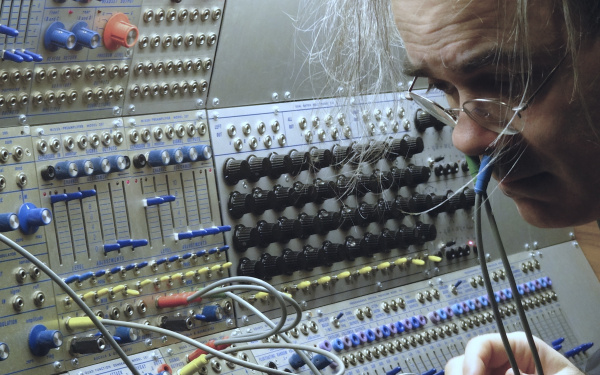 Frederic Acquaviva vor einem Synthesizer. 