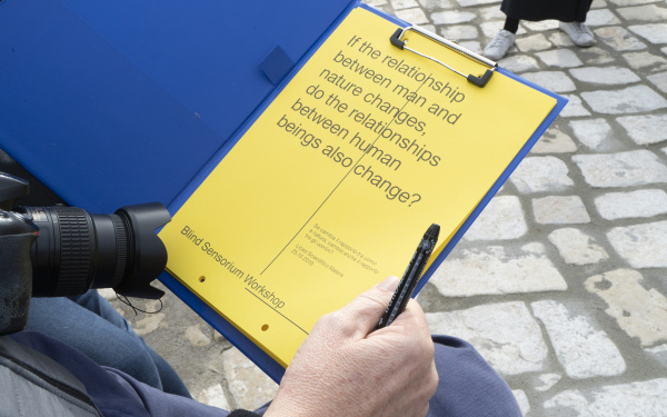 Eine Nahaufnahme eines Klemmbrettes mit einem Text.